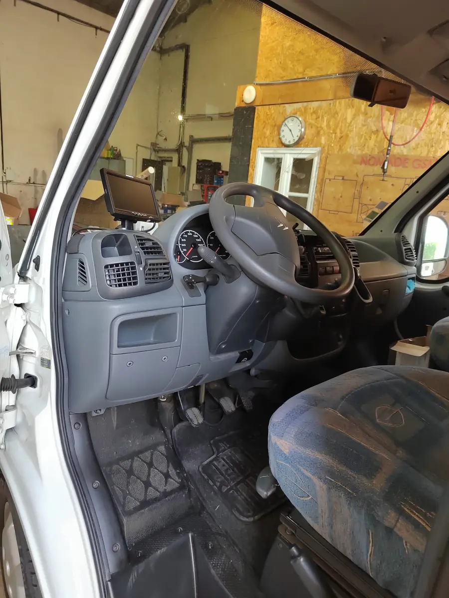 Poste de conduite d'un camping-car en cours d'intervention dans l'atelier