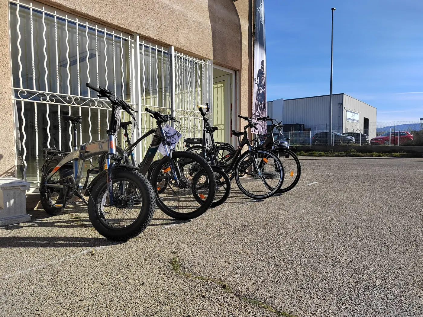 Vélos électriques alignés devant le magasin